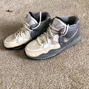 NEW Kyrie boys basketball shoes